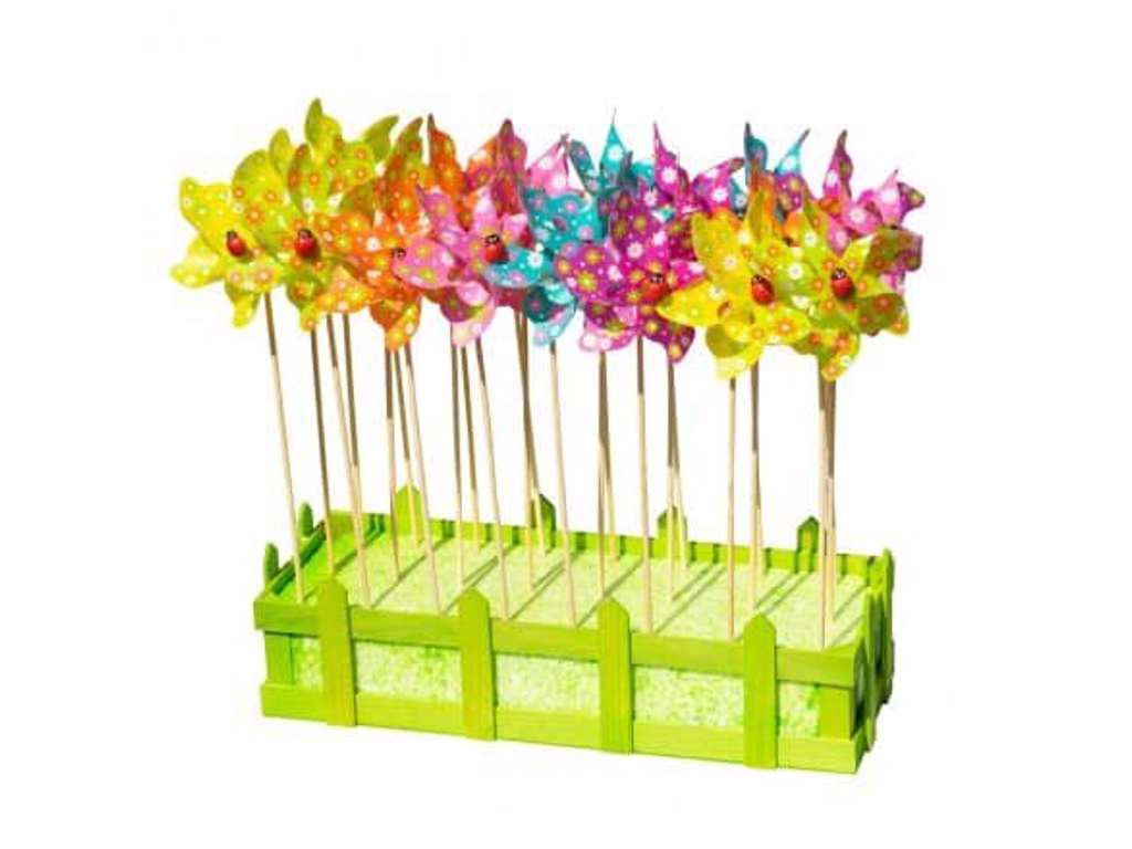 Vindmølle med blomster og mariehøne