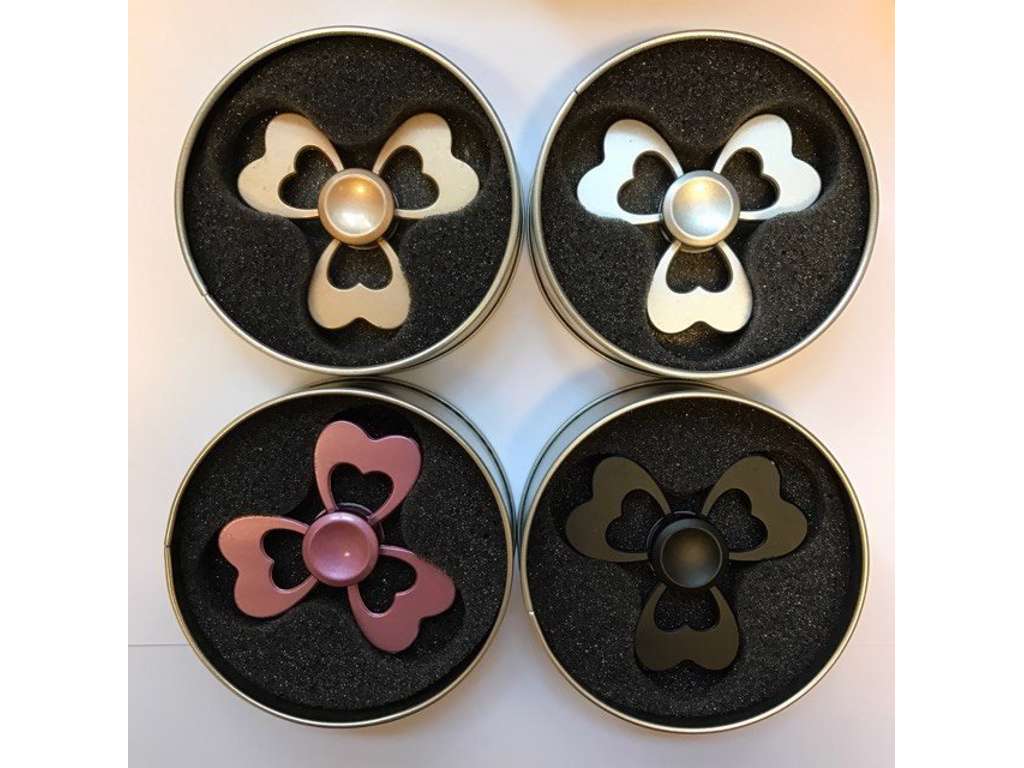 Fidget Spinner i metal i æske - blomst