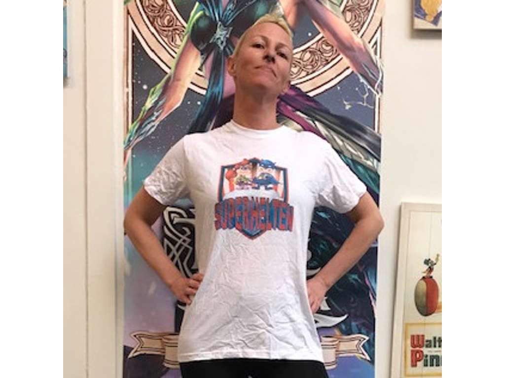 Superhelten t-shirt med våbenskjold - 12/14 år