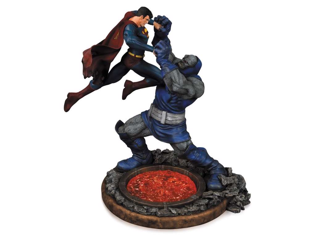 DC Comics statue af Superman vs. Darkseid 2nd Edition på 32 cm