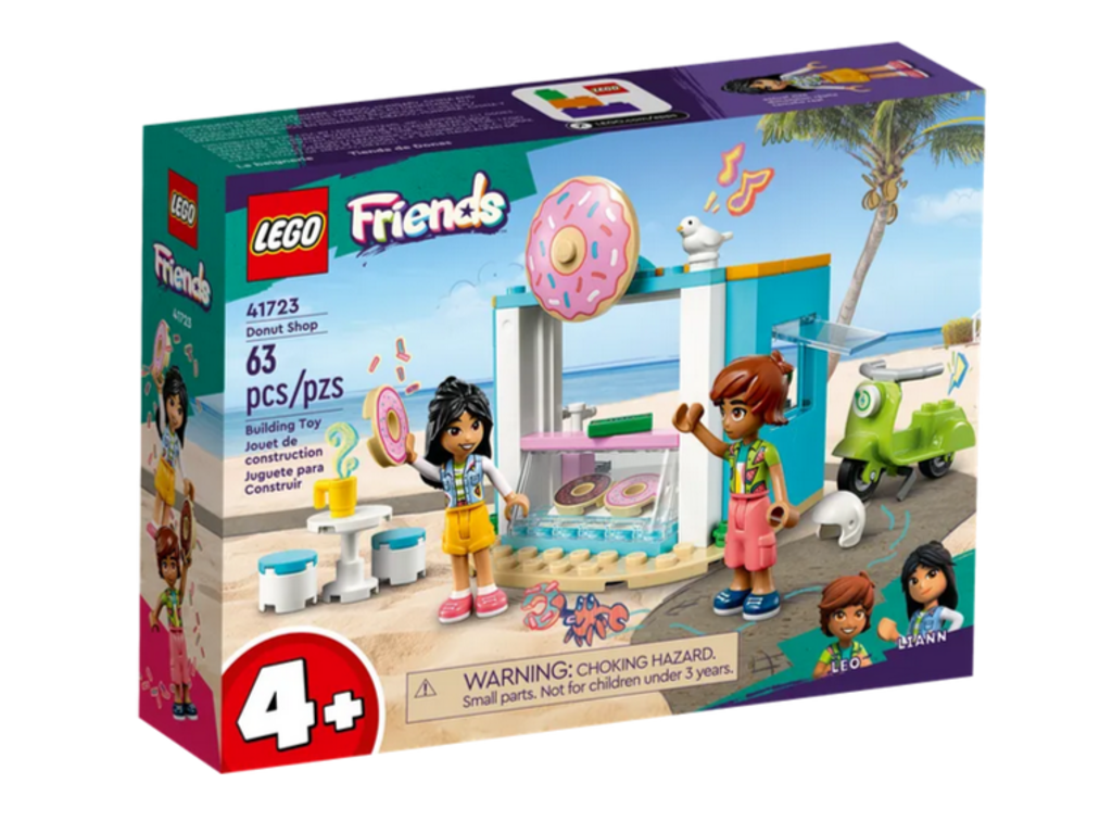 Små bagefans fra 4 år vil elske at skabe historier med LEGO® Friends byggesættet Donutbutik 41723. Det fantasifulde legetøj lærer børn at bygge, mens de styrker kreativiteten sammen med kunstelskeren Liann og Leo, som er glad for kager. Lianns optimisme og entusiasme gør hende til en god ven for Leo, der netop er flyttet til byen. Tilbehøret omfatter en skål, bær, kop, 3 doughnuts, juice, penge, 2 stole og et bord, der hjælper børn med at lære gennem leg, mens de tilbereder velsmagende lækkerier.  Inspiration til nye byggere LEGO 4+-sæt er designet til at give børn en hurtig og sjov byggeoplevelse. De indeholder en startklods – en robust base, børn kan skabe deres donutshop på. Lad LEGO Builder appen guide dig og dit barn på et intuitivt byggeeventyr. Zoom ind og drej modeller i 3D, gem sæt, og hold styr på, hvor langt I er kommet.  Velkommen til Heartlakes næste generation Børn kan få venner, opdage spændende steder og udspille virkelige eventyr i LEGO Friends universet.      Legesæt med donutshop til børn fra 4 år – Introducer drenge og piger, der elsker kreative historier, til en verden af LEGO® byggeri og rolleleg med LEGO Friends legesættet Donutbutik (41723)     Indeholder 2 minidukker – Legesættet indeholder LEGO® Friends figurerne Liann og Leo, et drive in-vindue samt tilbehør, bl.a. en scooter, fugl, doughnuts, juice, penge, bord og 2 stole     Fantasifuld rolleleg – Med denne kreative LEGO® gave til børn kan små byggere lære gennem leg, når de udsmykker butiksvinduet med de 3 donuts, klar til at tage imod kunderne     En hyggelig overraskelse når som helst – Dette LEGO® Friends legesæt vil være en sjov fødselsdagsgave, julegave eller overraskelse til enhver anledning til børn fra 4 år, der elsker fantasifuld leg     Designet til små hænder – LEGO® Friends modellen Donutbutik er over 8 cm høj, 8 cm bred og 8 cm dyb     Startklods medfølger – Sættet indeholder en praktisk startklods og "lynstart"-elementer, der hjælper børn med at bygge med selvtillid     Intuitiv vejledning – LEGO® Builder appen guider dig og dit barn på et intuitivt byggeeventyr med værktøjer, der giver mulighed for at zoome ind på og dreje modeller i 3D, gemme sæt og holde styr på, hvor langt I er kommet     Heartlakes nye generation – I 2023 er LEGO® Friends universet blevet udvidet med nye karakterer og nye steder, der kan inspirere børn til flere eventyrfyldte rollelege